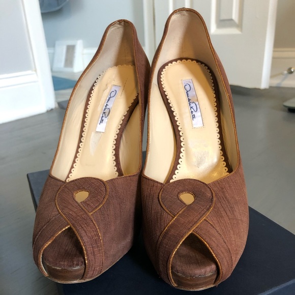 Oscar de la Renta Shoes - Oscar de la Renta Textured Leather Open Toe Pumps